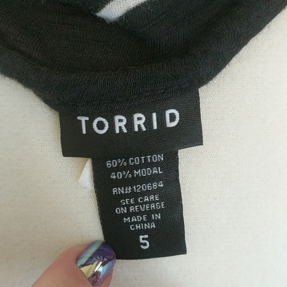 Torrid black white striped 3/4 sleeve top size 5 - Picture 4 of 5